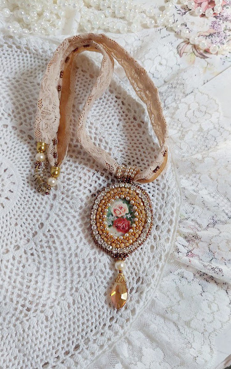 Collana con ciondolo Reflets de Rosée, perle perlate, cristalli Swarovski e pizzo.