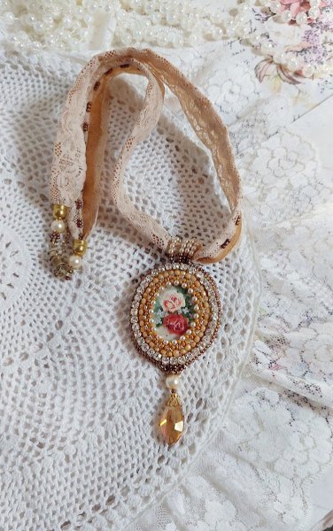 Collana con ciondolo Reflets de Ros&eacute;e, perle perlate, cristalli Swarovski e pizzo.