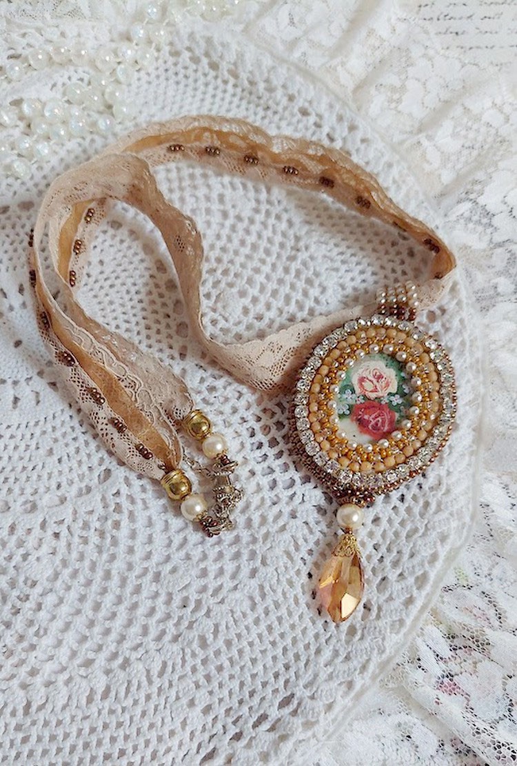 Collana con ciondolo Reflets de Rosée, perle perlate, cristalli Swarovski e pizzo.