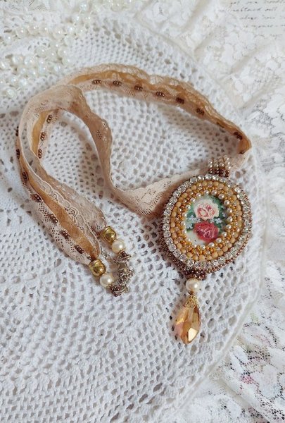 Collana con ciondolo Reflets de Ros&eacute;e, perle perlate, cristalli Swarovski e pizzo.