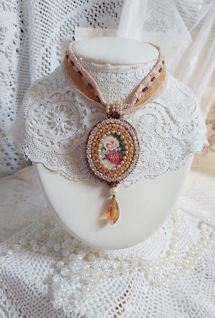 Collana con ciondolo Reflets de Rosée, perle perlate, cristalli Swarovski e pizzo.