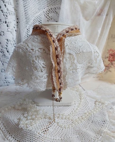 Collana con ciondolo Reflets de Ros&eacute;e, perle perlate, cristalli Swarovski e pizzo.