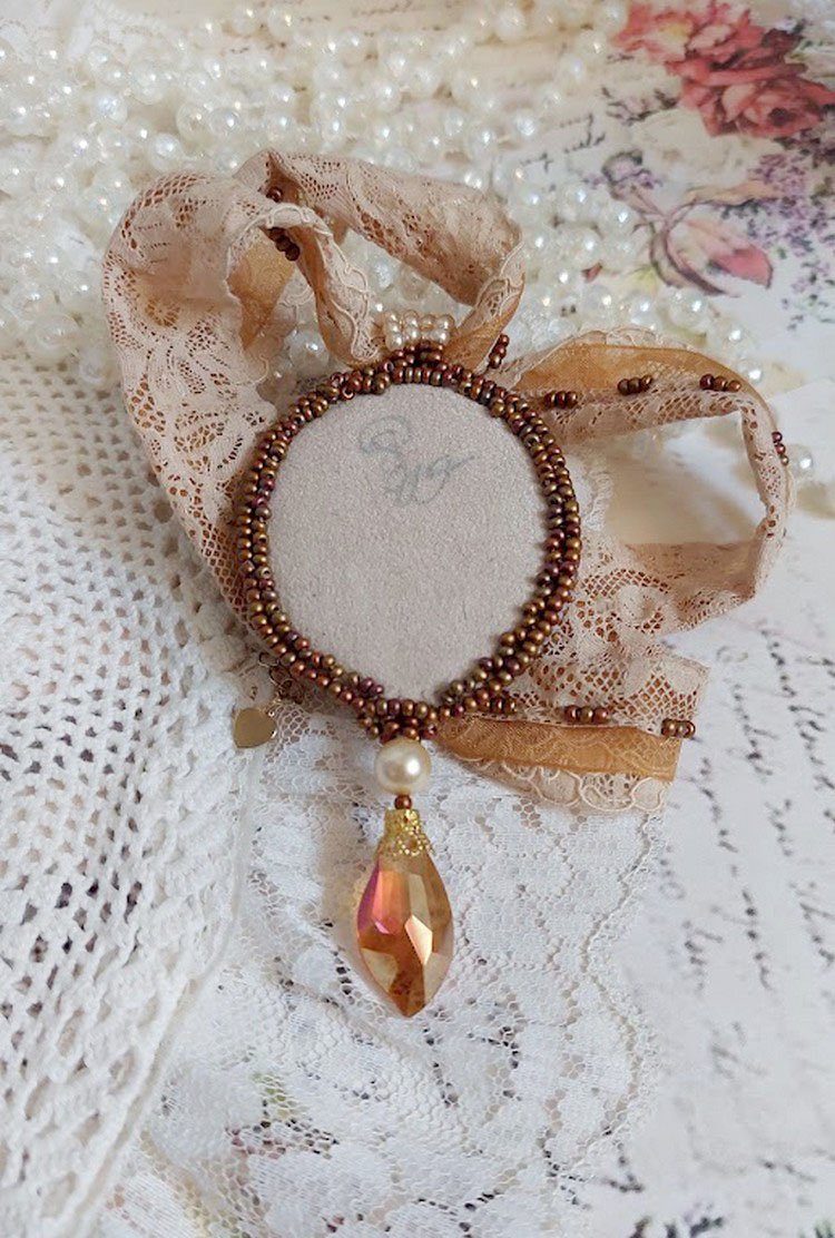 Collana con ciondolo Reflets de Rosée, perle perlate, cristalli Swarovski e pizzo.