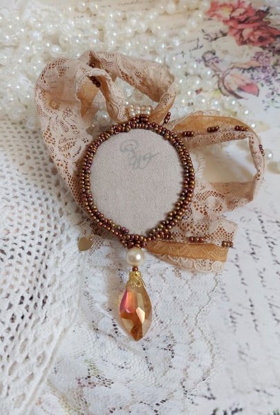 Collana con ciondolo Reflets de Ros&eacute;e, perle perlate, cristalli Swarovski e pizzo.