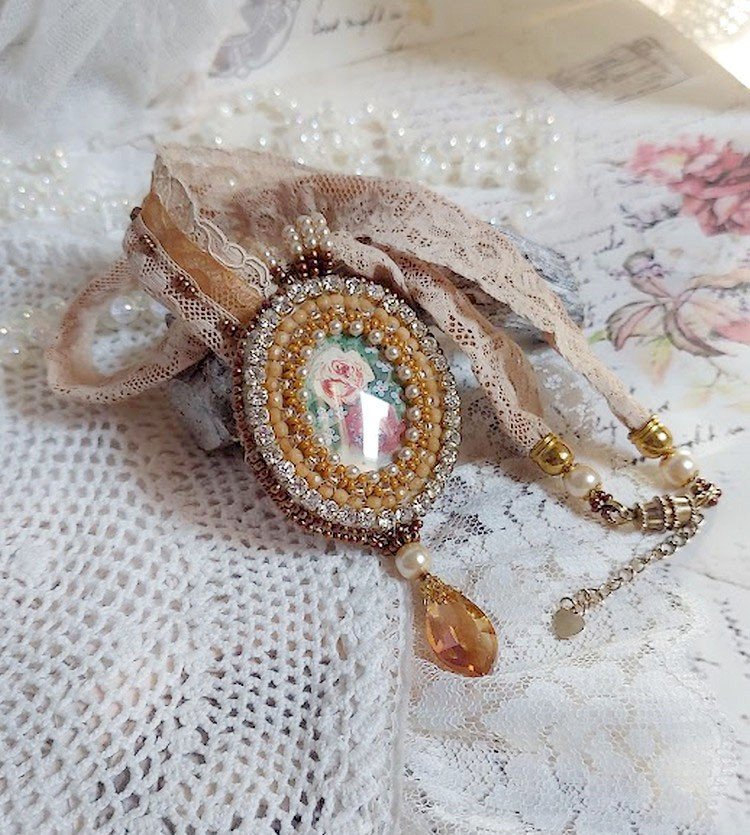 Collana con ciondolo Reflets de Rosée, perle perlate, cristalli Swarovski e pizzo.