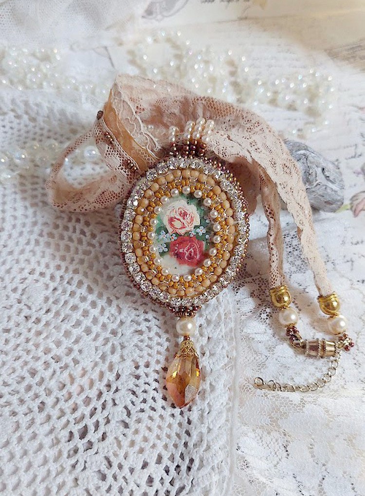 Collana con ciondolo Reflets de Rosée, perle perlate, cristalli Swarovski e pizzo.