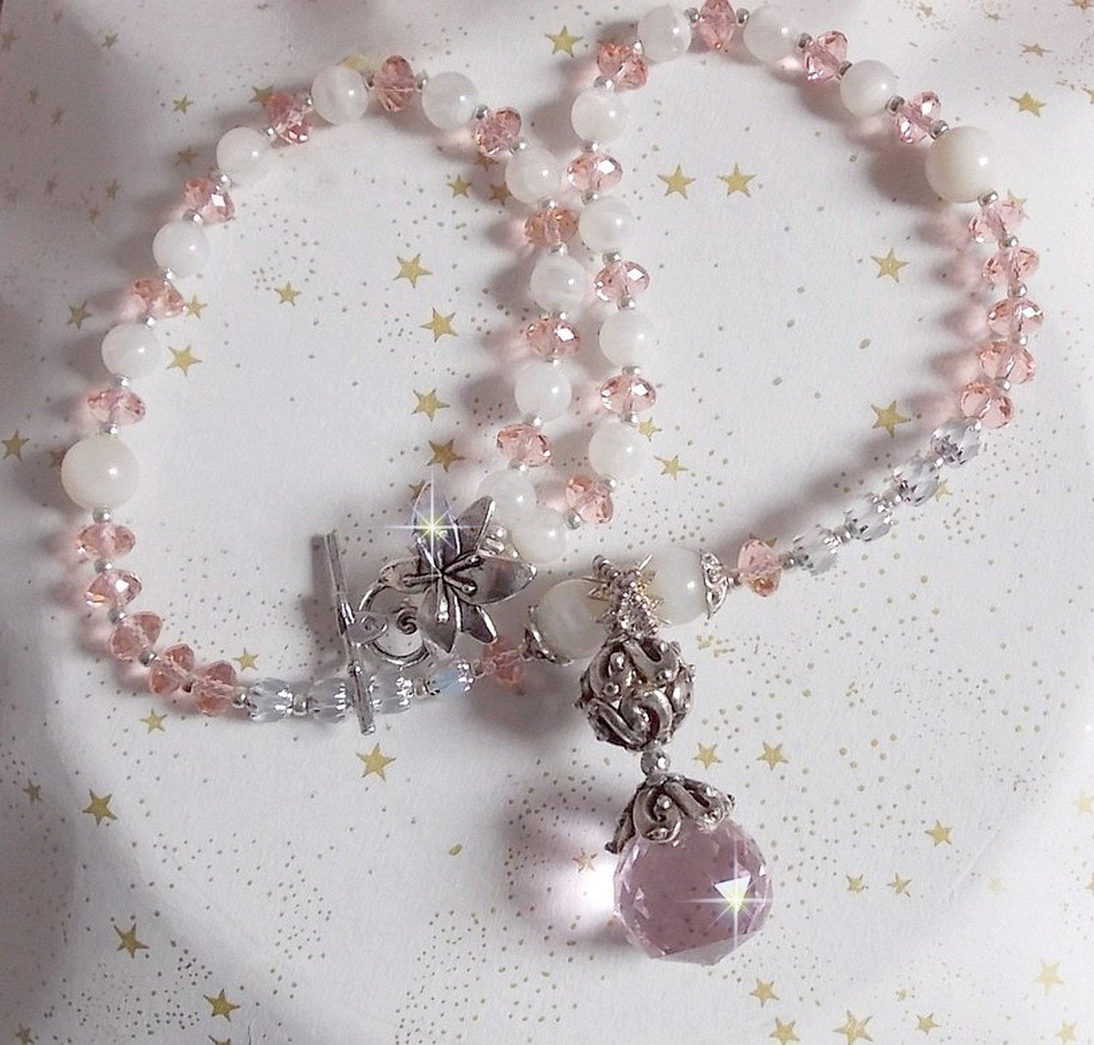 Collana con ciondolo Rose Irisée ricamato con cristalli Swarovski, argento 925 e pietre di luna