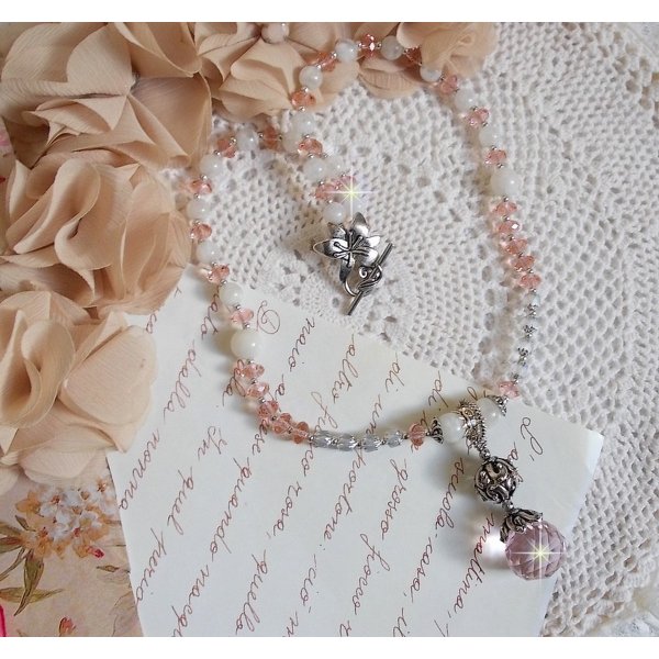 Collana con ciondolo Rose Iris&eacute;e ricamato con cristalli Swarovski, argento 925 e pietre di luna