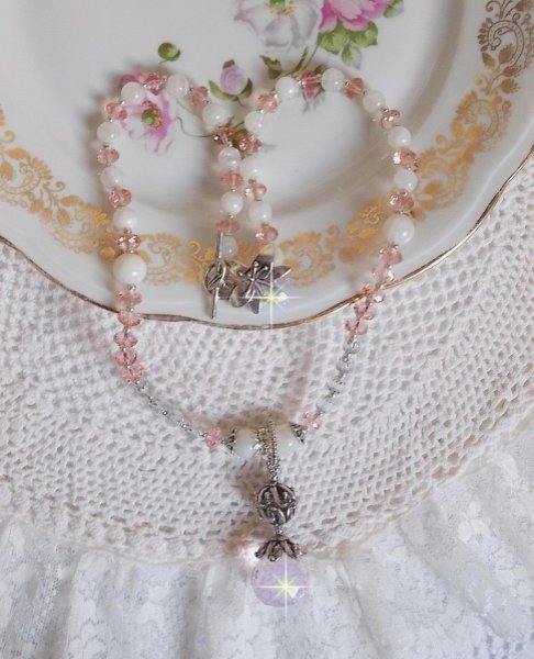 Collana con ciondolo Rose Iris&eacute;e ricamato con cristalli Swarovski, argento 925 e pietre di luna