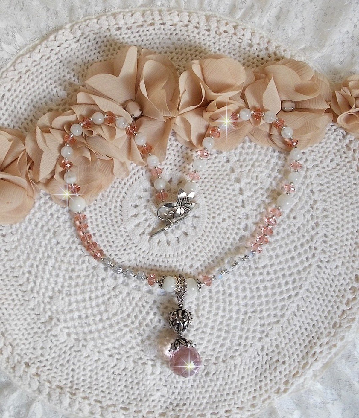 Collana con ciondolo Rose Iris&eacute;e ricamato con cristalli Swarovski, argento 925 e pietre di luna