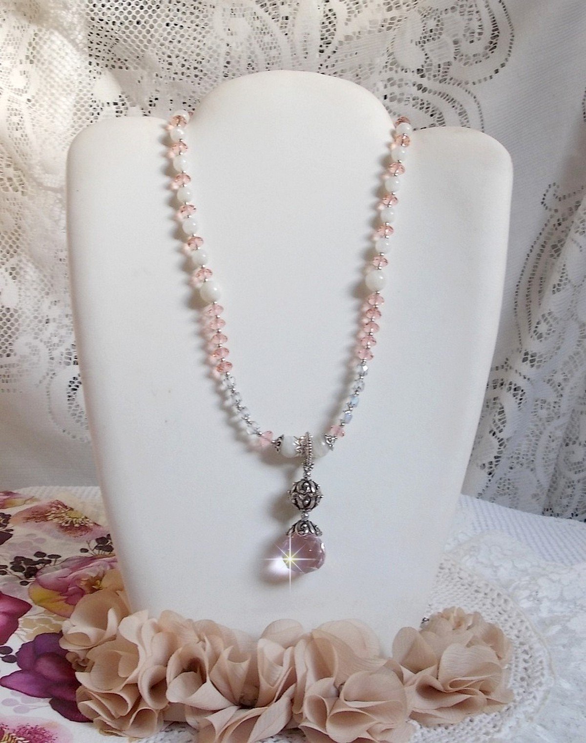 Collana con ciondolo Rose Iris&eacute;e ricamato con cristalli Swarovski, argento 925 e pietre di luna