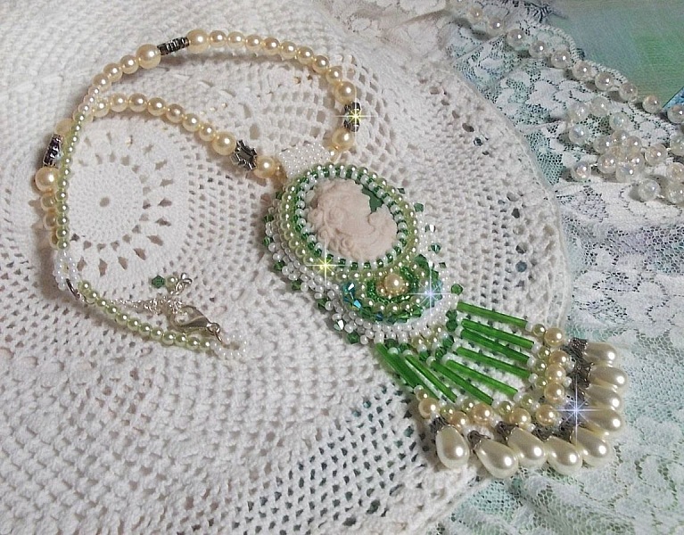 Ciondolo Charm Seduzione ricamato con cabochon di donna in resina con rose, cristalli Swarovski e varie perline