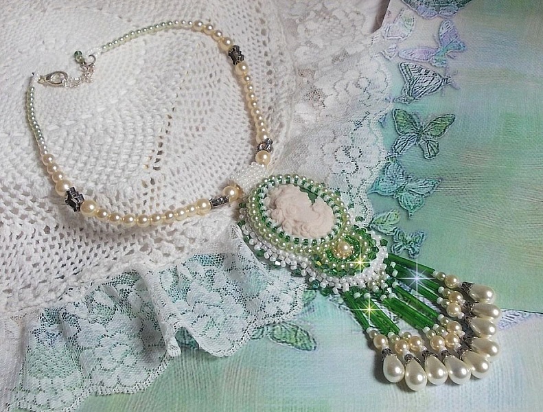 Ciondolo Charm Seduzione ricamato con cabochon di donna in resina con rose, cristalli Swarovski e varie perline