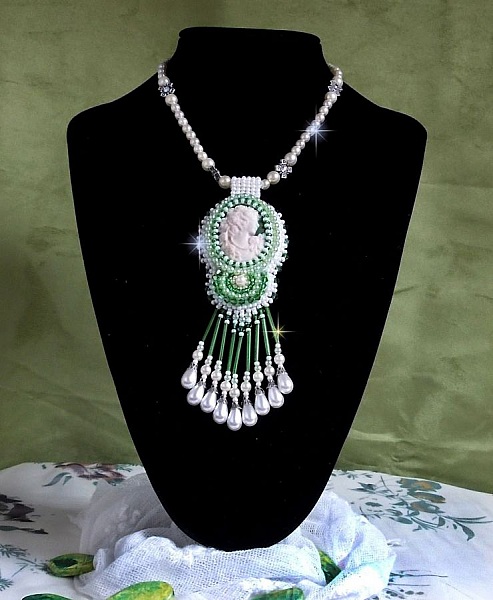 Ciondolo Charm Seduzione ricamato con cabochon di donna in resina con rose, cristalli Swarovski e varie perline