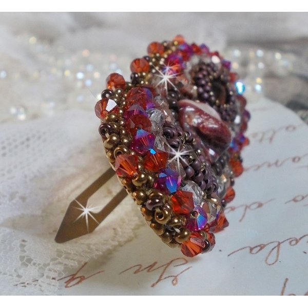 Fermaglio per capelli color topazio ricamato con un cabochon di madreperla color mogano, cristalli Swarovski e perline