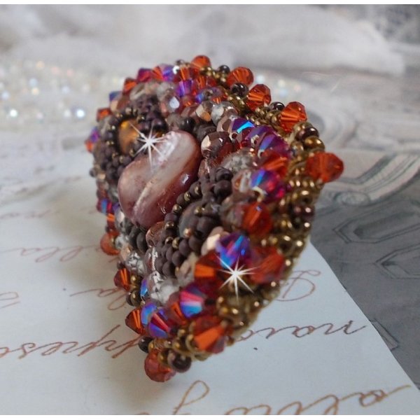 Fermaglio per capelli color topazio ricamato con un cabochon di madreperla color mogano, cristalli Swarovski e perline