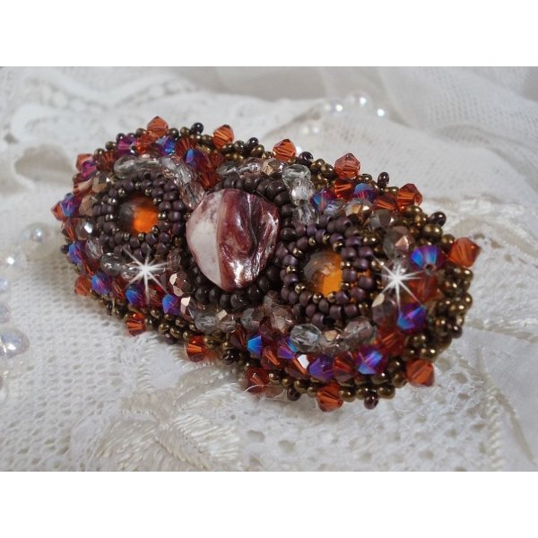 Fermaglio per capelli color topazio ricamato con un cabochon di madreperla color mogano, cristalli Swarovski e perline