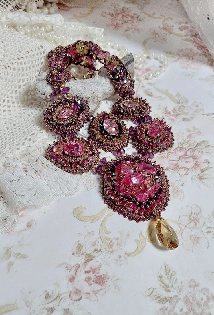 Maestosa collana di cristallo Haute-Couture con cabochon, biconi di cristallo Swarovski, perle di vetro e perle di semi di alta qualità