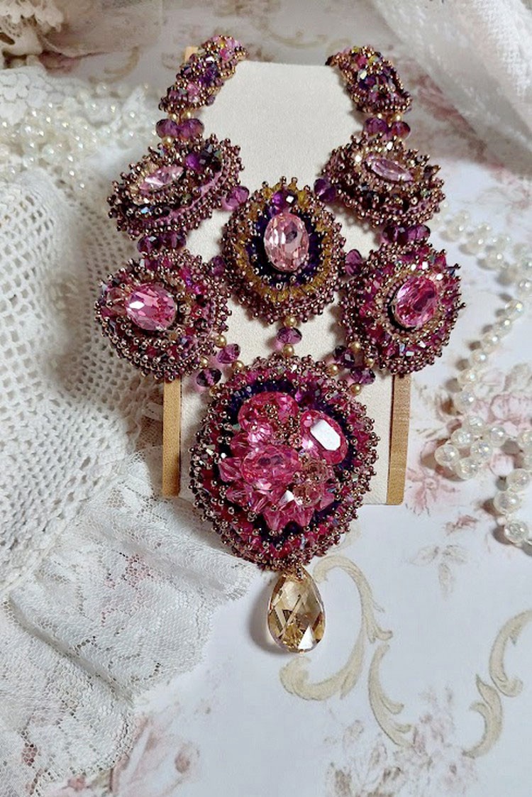 Maestosa collana di cristallo Haute-Couture con cabochon, biconi di cristallo Swarovski, perle di vetro e perle di semi di alta qualità