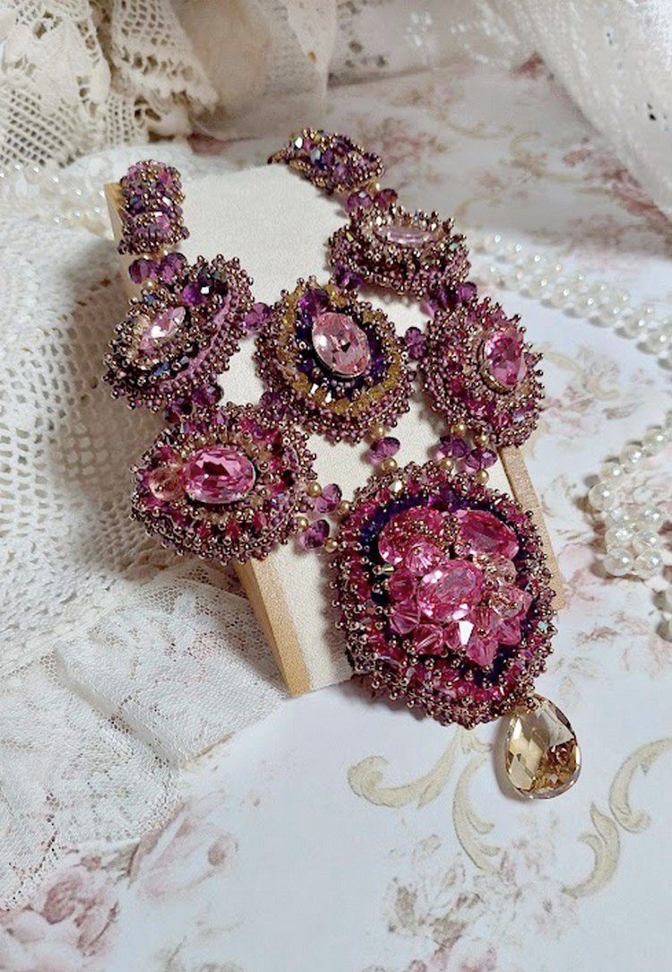 Maestosa collana di cristallo Haute-Couture con cabochon, biconi di cristallo Swarovski, perle di vetro e perle di semi di alta qualità