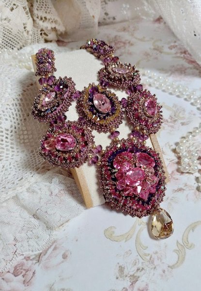 Maestosa collana di cristallo Haute-Couture con cabochon, biconi di cristallo Swarovski, perle di vetro e perle di semi di alta qualit&agrave;