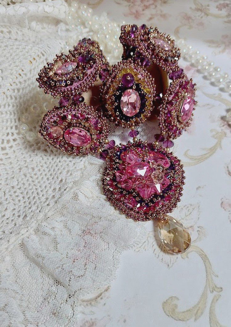 Maestosa collana di cristallo Haute-Couture con cabochon, biconi di cristallo Swarovski, perle di vetro e perle di semi di alta qualità