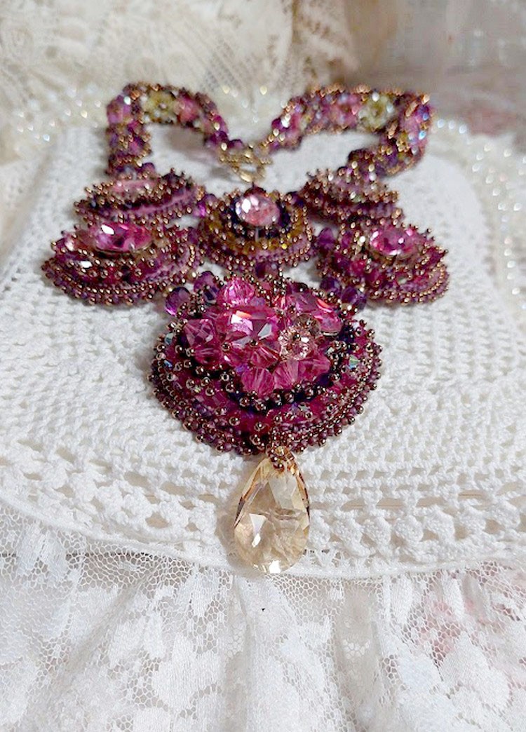 Maestosa collana di cristallo Haute-Couture con cabochon, biconi di cristallo Swarovski, perle di vetro e perle di semi di alta qualità