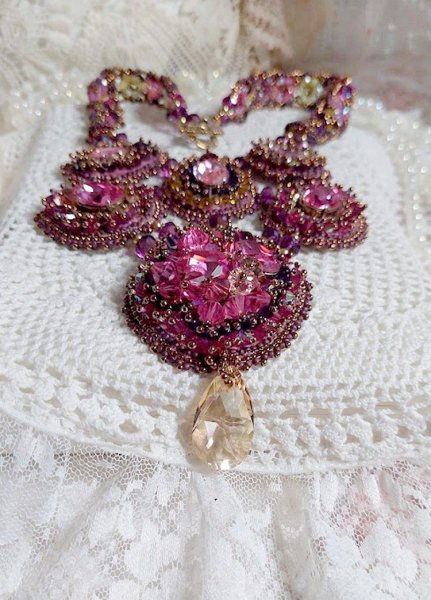 Maestosa collana di cristallo Haute-Couture con cabochon, biconi di cristallo Swarovski, perle di vetro e perle di semi di alta qualit&agrave;
