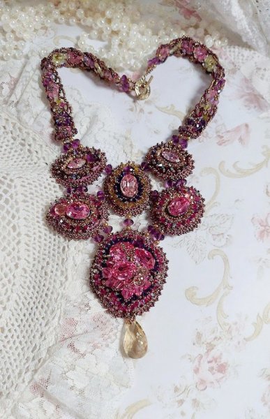 Maestosa collana di cristallo Haute-Couture con cabochon, biconi di cristallo Swarovski, perle di vetro e perle di semi di alta qualit&agrave;