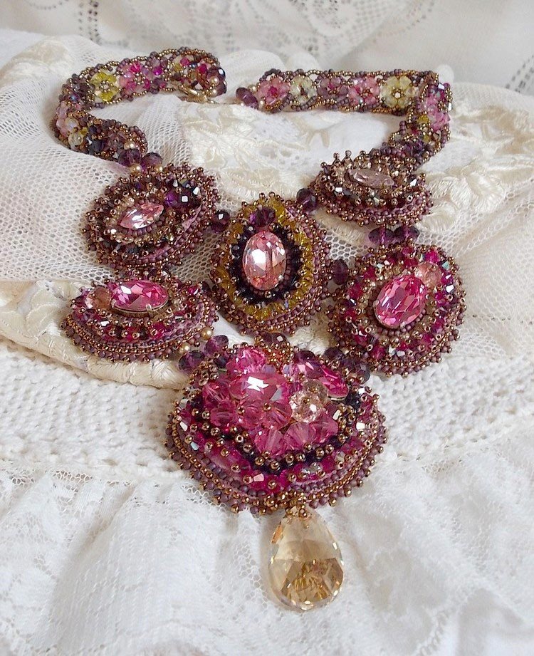 Maestosa collana di cristallo Haute-Couture con cabochon, biconi di cristallo Swarovski, perle di vetro e perle di semi di alta qualità