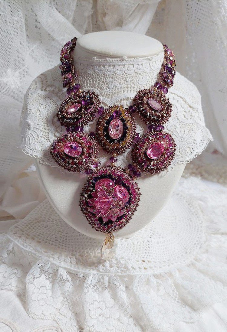 Maestosa collana di cristallo Haute-Couture con cabochon, biconi di cristallo Swarovski, perle di vetro e perle di semi di alta qualità