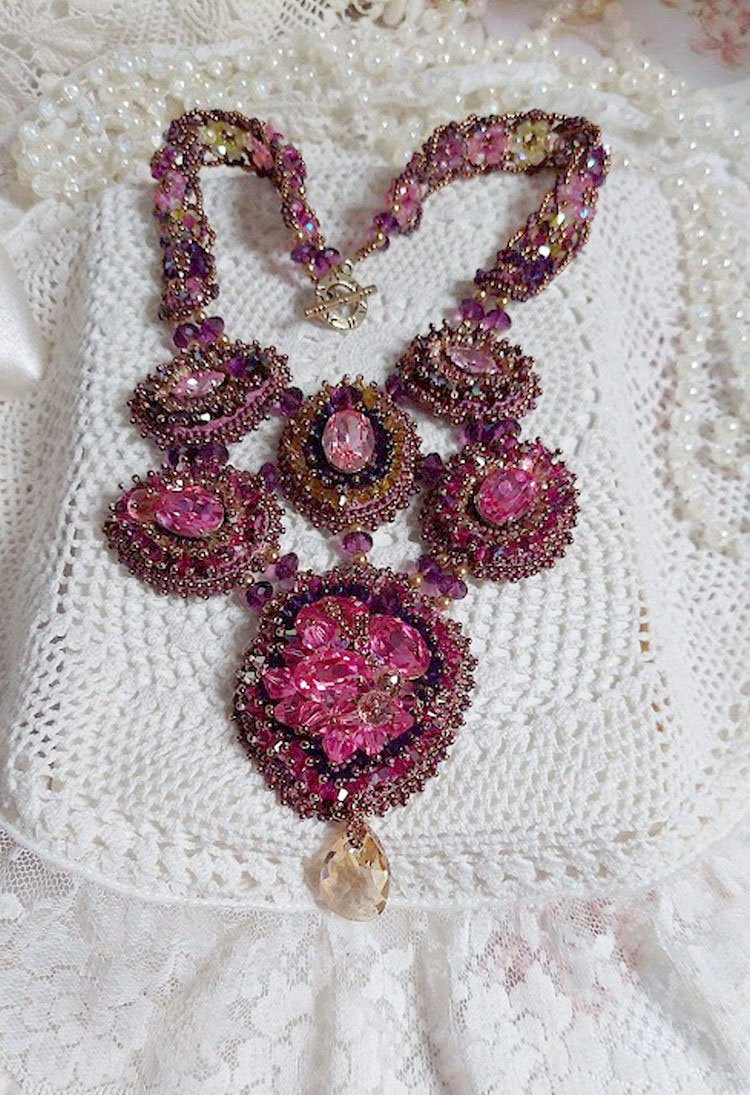 Maestosa collana di cristallo Haute-Couture con cabochon, biconi di cristallo Swarovski, perle di vetro e perle di semi di alta qualità