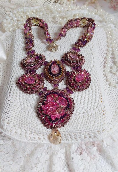 Maestosa collana di cristallo Haute-Couture con cabochon, biconi di cristallo Swarovski, perle di vetro e perle di semi di alta qualit&agrave;