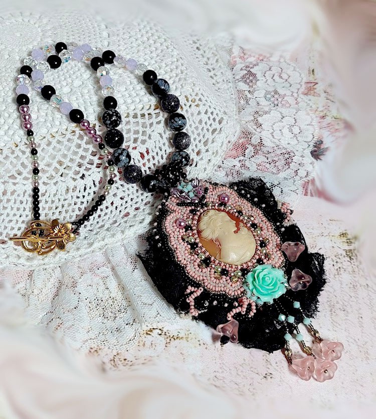 Collana con ciondolo Marquise ricamato con perle perlate, un pizzo molto bello, un gioiello sontuoso 