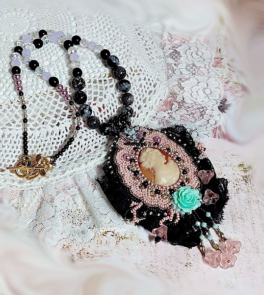 Collana con ciondolo Marquise ricamato con perle perlate, un pizzo molto bello, un gioiello sontuoso 