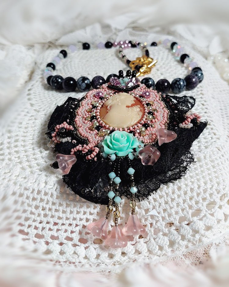 Collana con ciondolo Marquise ricamato con perle perlate, un pizzo molto bello, un gioiello sontuoso 