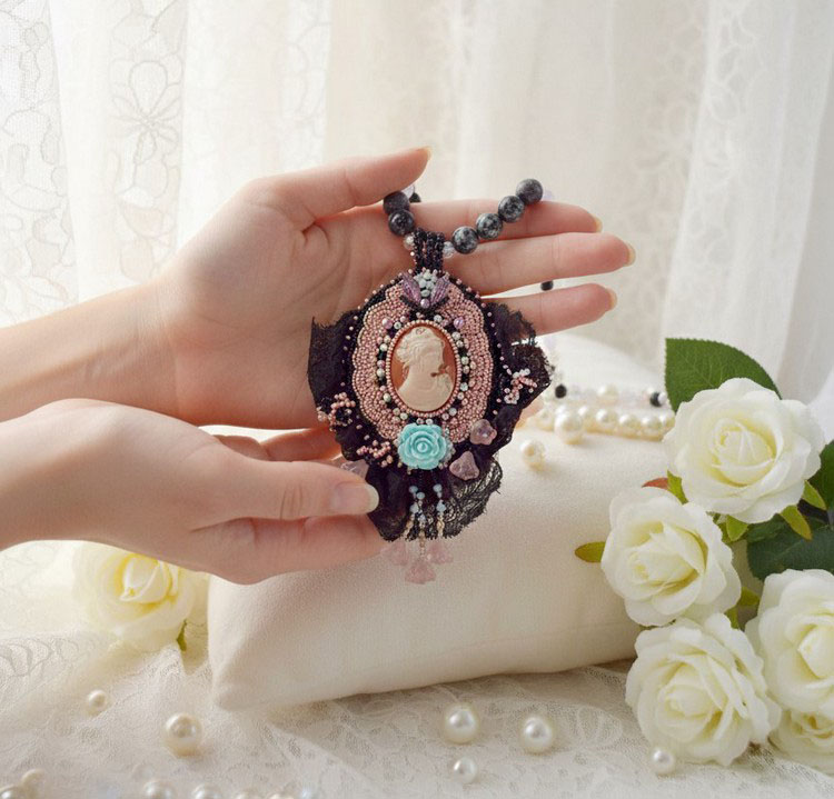 Collana con ciondolo Marquise ricamato con perle perlate, un pizzo molto bello, un gioiello sontuoso 