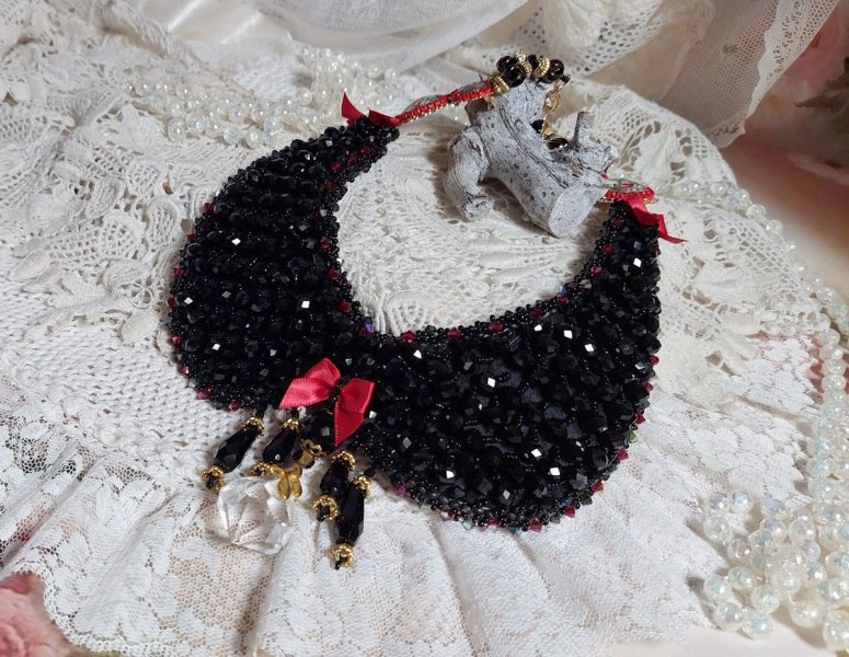 Plastron Nuit d&rsquo;Etoiles brod&eacute; avec des cristaux, perles potirons, perles aplaties et rocailles