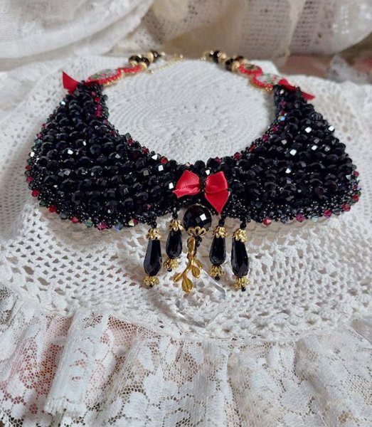 Plastron Nuit d&rsquo;Etoiles brod&eacute; avec des cristaux, perles potirons, perles aplaties et rocailles