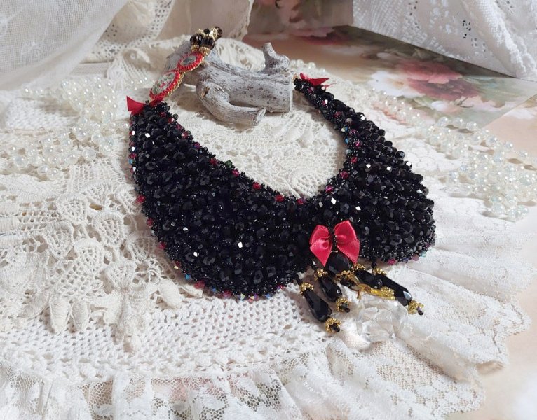 Plastron Nuit d&rsquo;Etoiles brod&eacute; avec des cristaux, perles potirons, perles aplaties et rocailles