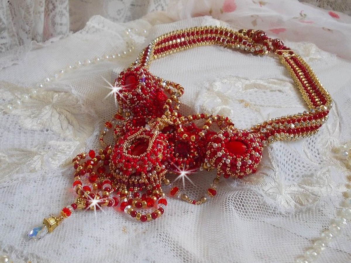 Collana di rubini ricamati con agata rossa e perle di corallo semiprezioso in stile Haute-Couture