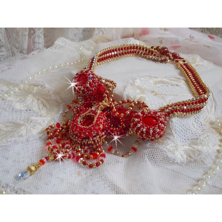 Collana di rubini ricamati con agata rossa e perle di corallo semiprezioso in stile Haute-Couture