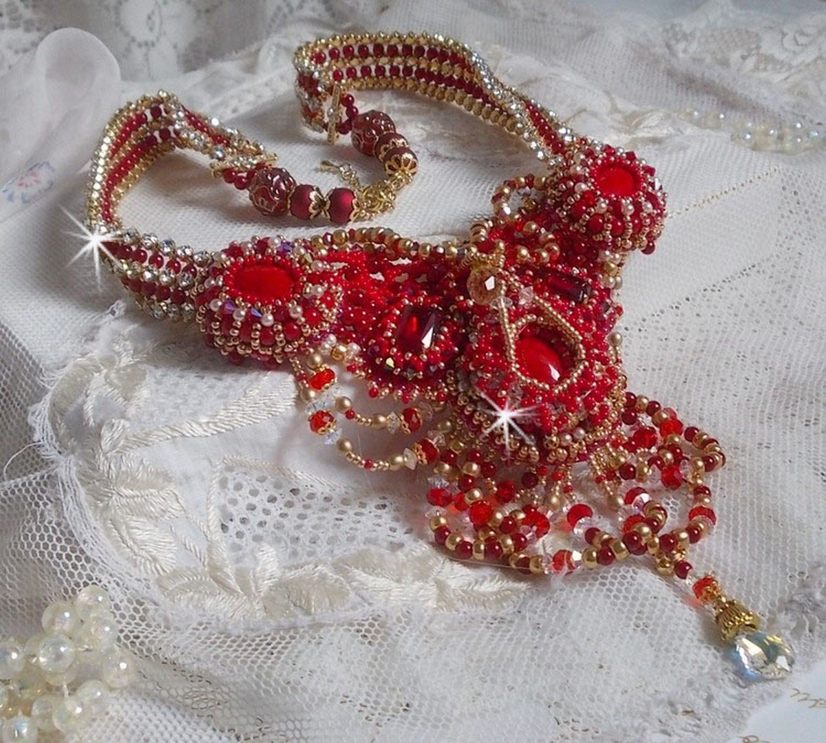 Collana di rubini ricamati con agata rossa e perle di corallo semiprezioso in stile Haute-Couture