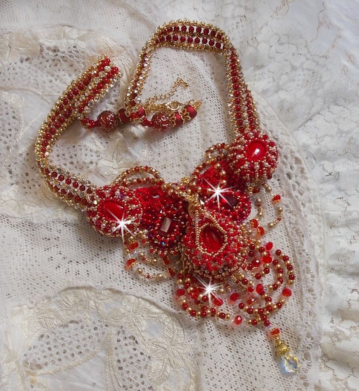 Collana di rubini ricamati con agata rossa e perle di corallo semiprezioso in stile Haute-Couture