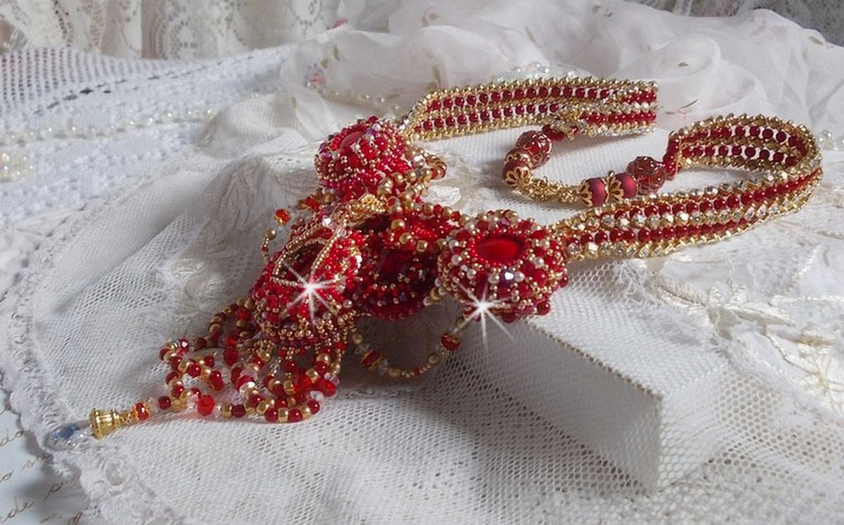 Collana di rubini ricamati con agata rossa e perle di corallo semiprezioso in stile Haute-Couture