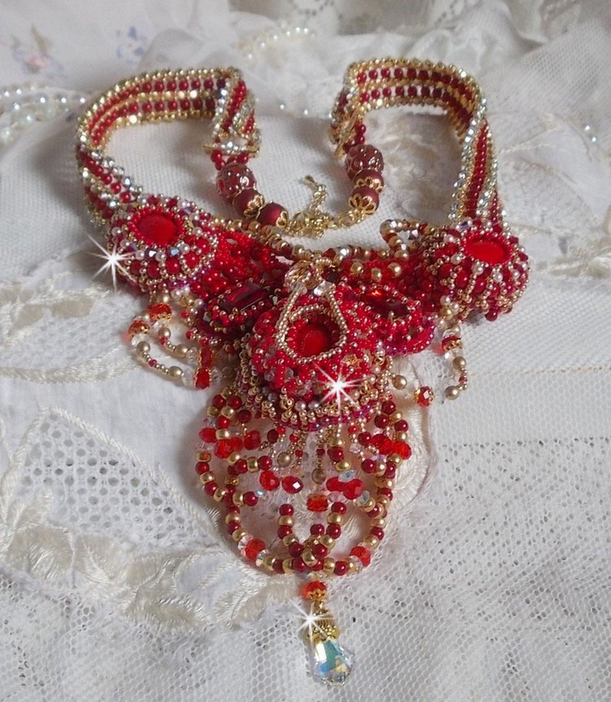 Collana di rubini ricamati con agata rossa e perle di corallo semiprezioso in stile Haute-Couture