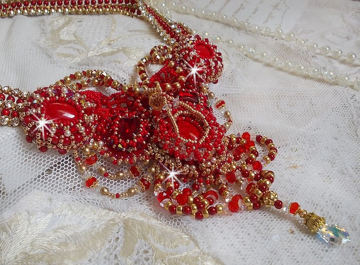 Collana di rubini ricamati con agata rossa e perle di corallo semiprezioso in stile Haute-Couture