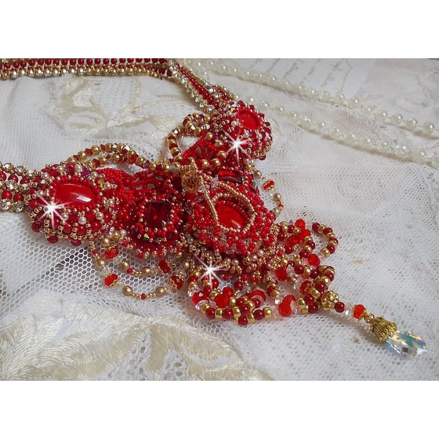 Collana di rubini ricamati con agata rossa e perle di corallo semiprezioso in stile Haute-Couture