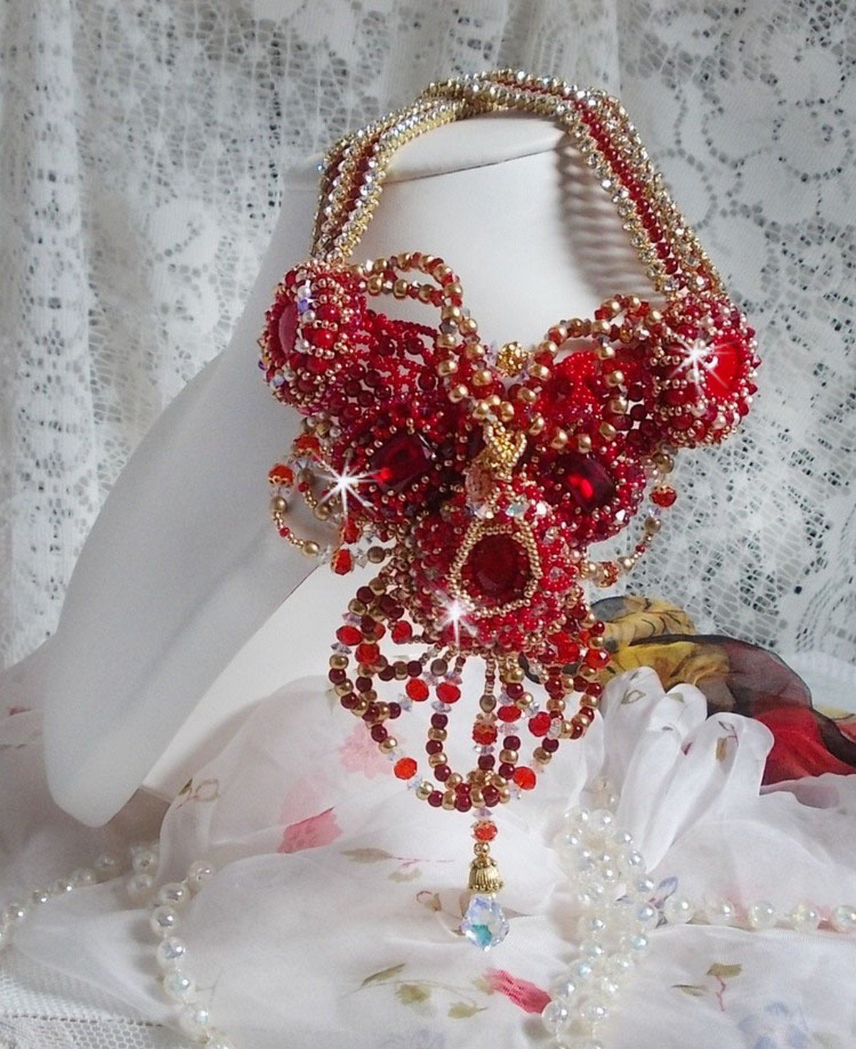 Collana di rubini ricamati con agata rossa e perle di corallo semiprezioso in stile Haute-Couture