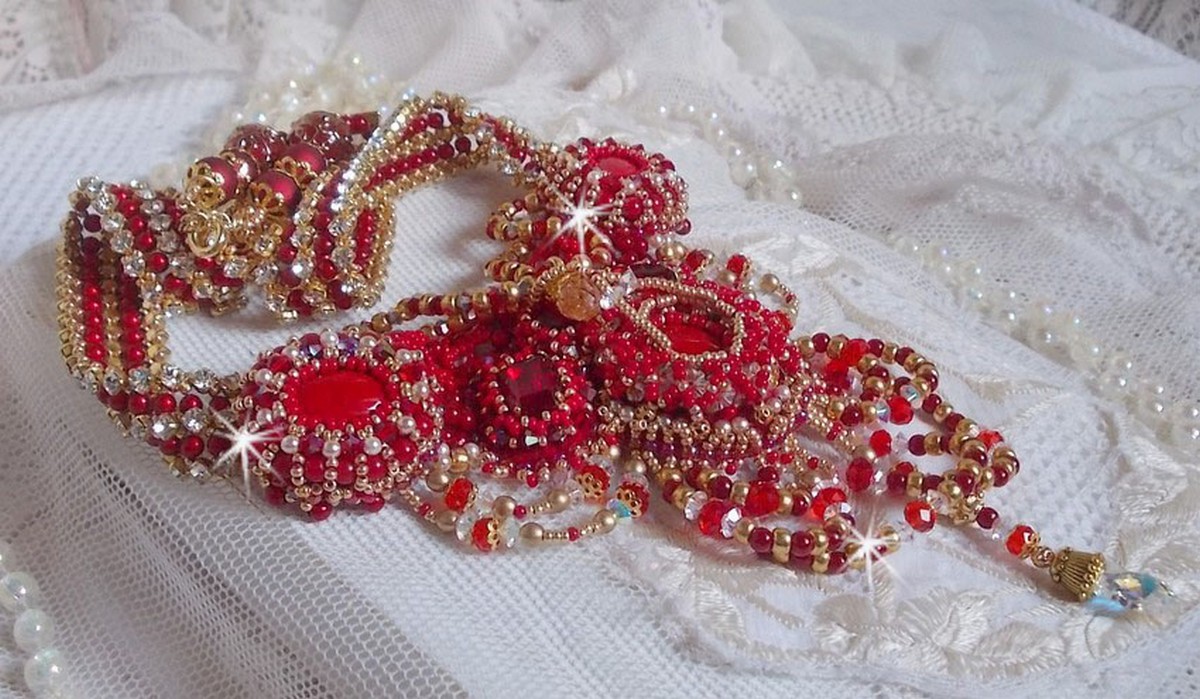 Collana di rubini ricamati con agata rossa e perle di corallo semiprezioso in stile Haute-Couture